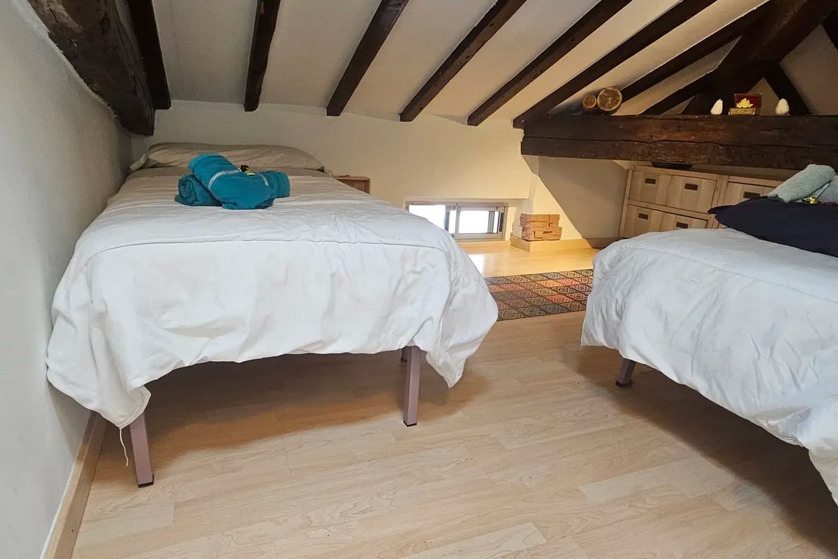 Dormitorio con dos camas individuales