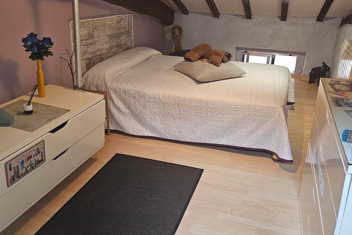 Dormitorio principal con cama de matrimonio